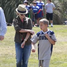 Reese Witherspoon et son fils Deacon à Brentwood, le 18 mai 2013.