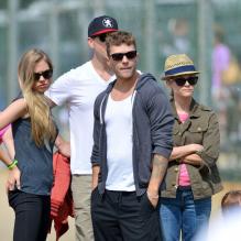 Reese Witherspoon et son mari Jim Toth en compagnie de son ex Ryan Phillippe et de sa nouvelle petite amie regardent ensemble Deacon (le fils de Reese Witherspoon et de Ryan Phillippe) jouer au foot, à Brentwood, le 18 mai 2013.