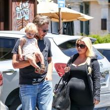 La chanteuse et actrice Jessica Simpson enceinte profite d'un dimanche ensoleillé pour déjeuner au restaurant Kings Fish House avec son fiancé Eric Johnson et leur fille Maxwell (1 an). A Los angeles, le 19 mai 2013.