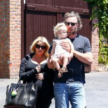 Jessica Simpson enceinte de son deuxième album profite d'un dimanche ensoleillé pour déjeuner au restaurant Kings Fish House avec son fiancé Eric Johnson et leur fille Maxwell (1 an). A Los angeles, le 19 mai 2013.