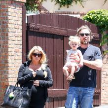 Jessica Simpson enceinte profite d'un dimanche ensoleillé pour déjeuner au restaurant Kings Fish House avec son compagnon Eric Johnson et leur fille Maxwell (1 an). A Los angeles, le 19 mai 2013.