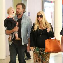 Jessica Simpson, enceinte, son fiancé Eric Johnson et leur fille Maxwell à l'aéroport de Los Angeles, le 5 mai 2013.