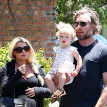 Jessica Simpson enceinte profite d'un dimanche ensoleillé pour déjeuner au restaurant Kings Fish House avec son fiancé Eric Johnson et leur fille Maxwell (1 an). A Los angeles, le 19 mai 2013.