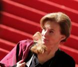 Valérie Trierweiler descend les marches du film Le dernier des injustes avec Claude Lanzmann lors du 66e festival du film de Cannes, le 19 mai 2013.