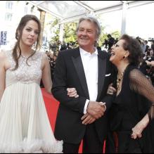 <p>Alain Delon et sa fille Anouchka montent les marches avec Claudia Cardinale pour la projection exceptionnelle du "Guépard" de Luchino Visconti lors du Festival de Cannes, le 14 mai 2010. </p>