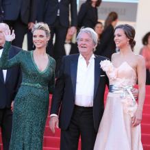 Alain Delon, Marine Lorphelin et Sylvie Tellier montent les marches du Festival de Cannes pour la cérémonie de clôture, le dimanche 26 mai 2013.