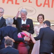 Alain Delon et Marine Lorphelin accueillent le jury en haut des marches du Festival de Cannes pour la cérémonie de clôture, le dimanche 26 mai 2013.