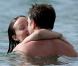 Olivia Wilde et son fiancé Jason Sudeikis, foux amoureux et démonstratifs lors d'une baignade à Hawaï. Le 28 mai 2013.
