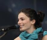 Yael Naim en concert aux Vieilles Charrues le 18/07