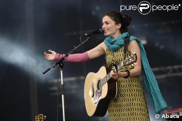 Yael Naim en concert aux Vieilles Charrues le 18/07