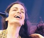 Yael Naim en concert aux Vieilles Charrues le 18/07