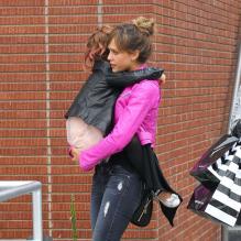 La comédienne Jessica Alba va chercher sa fille Honor à l'ecole à Santa Monica et l'emmène faire les boutiques pour son anniversaire ! Le 7 juin 2013