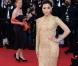  Eva Longoria adopte la tendance métallique glamour dans une robe dorée  