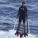 Patrick Schwarzenegger : Torse nu avec sa petite amie, il se jette à l'eau !