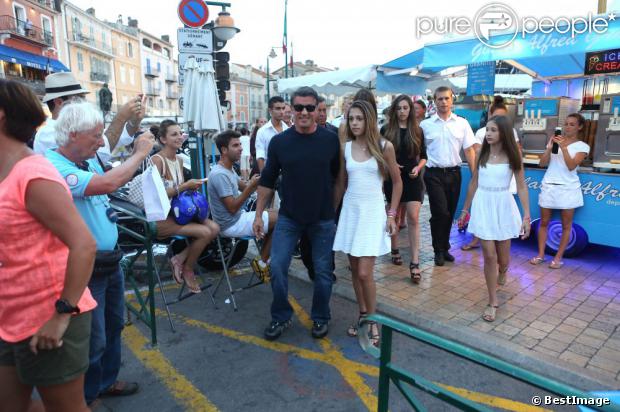Effervescence autour de Sylvester Stallone au côté de sa femme Jennifer Flavin et ses filles Sophia, Sistine et Scarlet en vacances à Saint-Tropez le 3 août 2013.