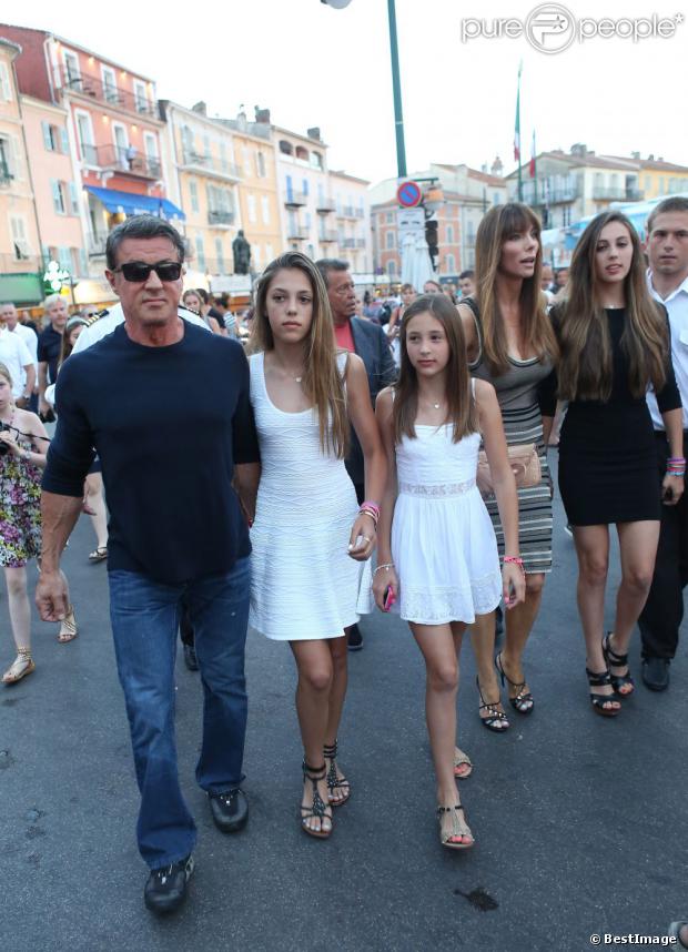 Sylvester Stallone en balade au côté de sa femme Jennifer Flavin et ses filles Sophia, Sistine et Scarlet en vacances à Saint-Tropez le 3 août 2013.
