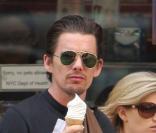 Ethan Hawke et son épouse proménent la petite Clementine Jane à New York