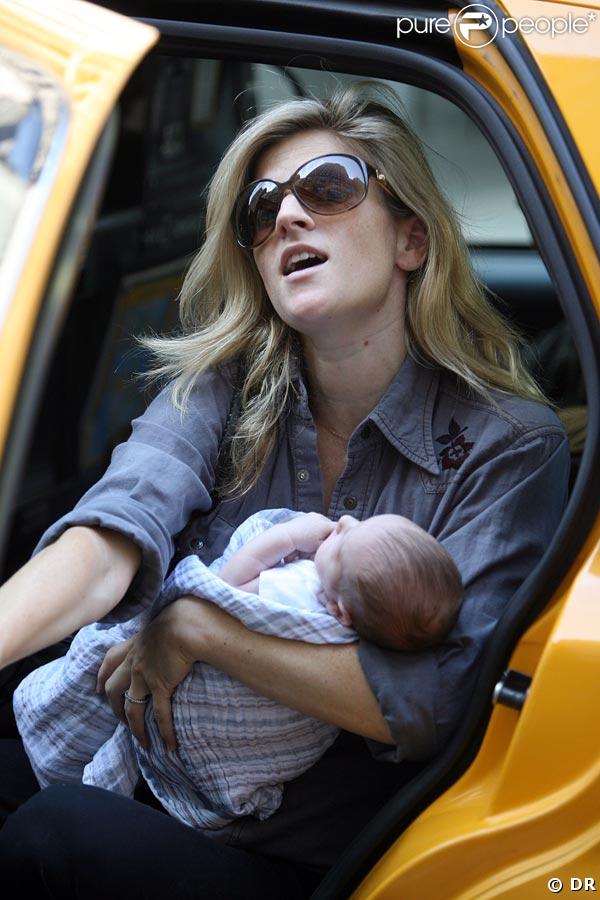 Ethan Hawke et son épouse proménent la petite Clementine Jane à New York