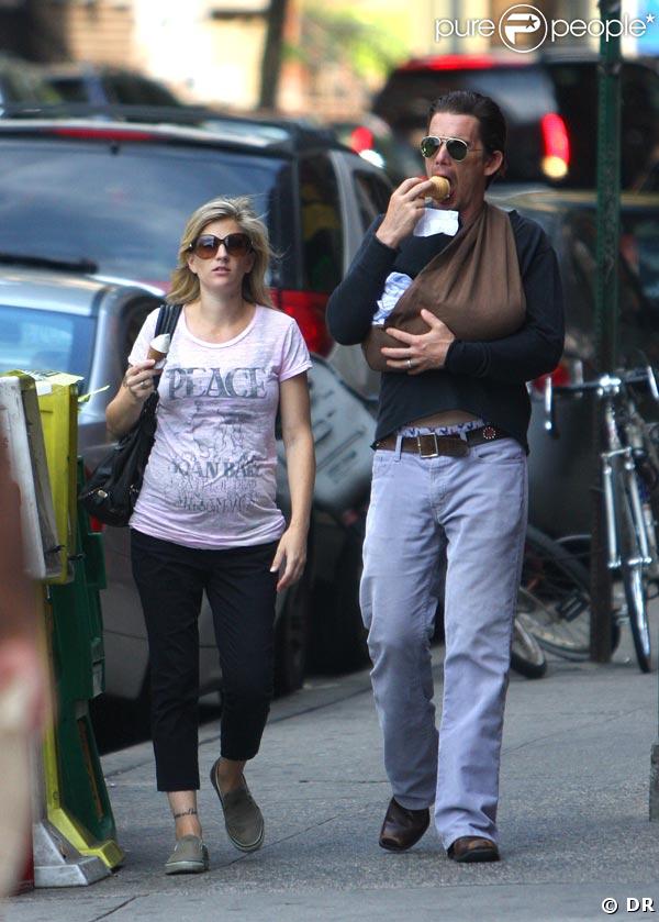 Ethan Hawke et son épouse proménent la petite Clementine Jane à New York