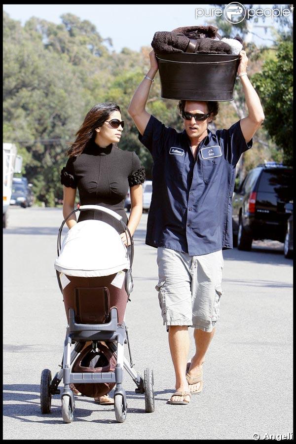 Matthew McConaughey et sa compagne camilla Alves promènent bébé