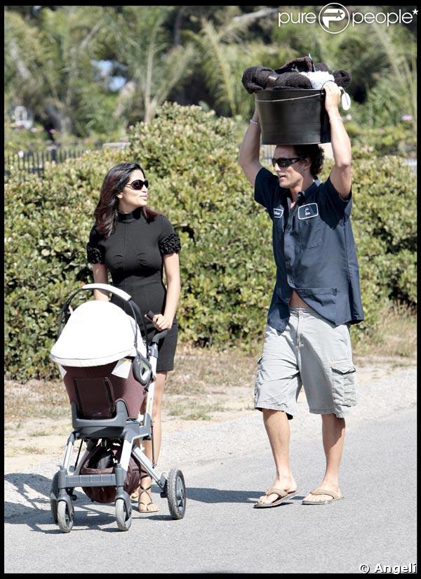 Matthew McConaughey et sa compagne camilla Alves promènent bébé