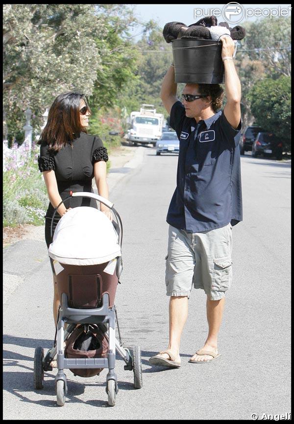 Matthew McConaughey et sa compagne camilla Alves promènent bébé