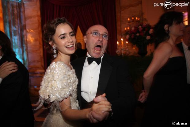 Phil Collins conduit sa fille Lily pour ce bal des débutantes. 