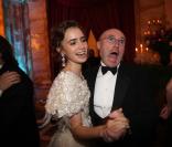 Phil Collins conduit sa fille Lily pour ce bal des débutantes. 