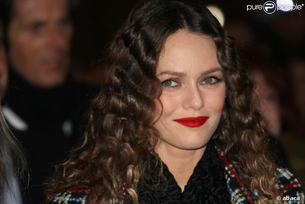 Vanesssa Paradis illumine les champs-Elysées