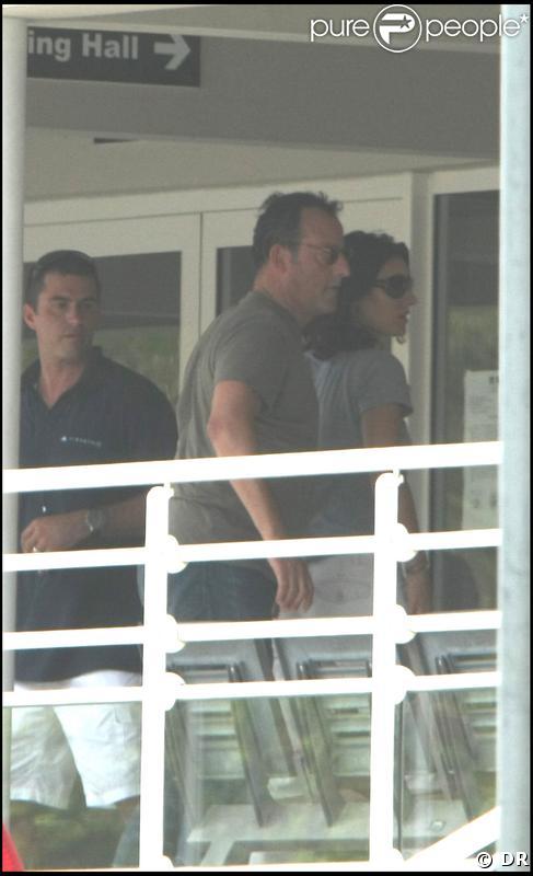Jean Reno et sa  femme Zofia Borucka arrivent à St-Barth