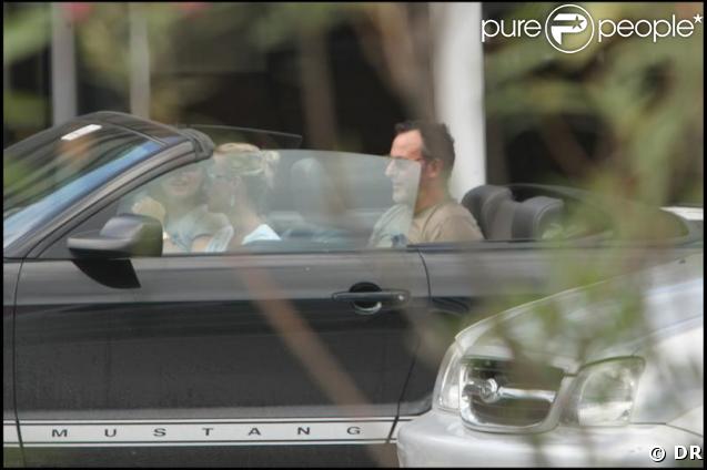 Jean Reno et sa  femme Zofia Borucka dans la Mustang de Laeticia