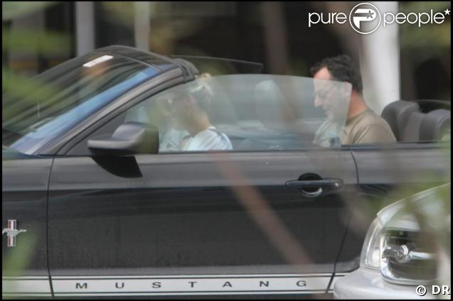 Jean Reno et sa  femme Zofia Borucka dans la Mustang de Laeticia