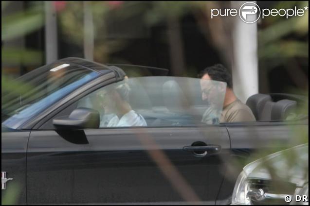 Jean Reno et sa  femme Zofia Borucka dans la Mustang de Laeticia