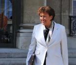 Roselyne Bachelot en Crogs rose fluo