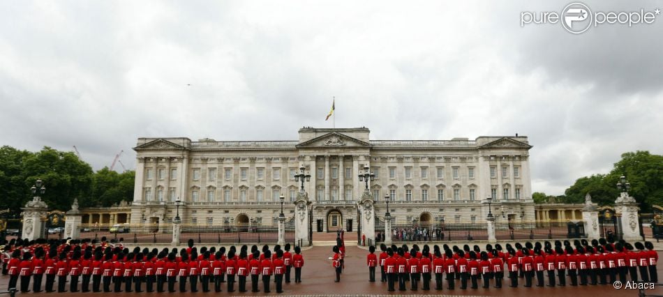 CASA REAL BRITÁNICA - Página 64 1496080-members-of-the-guard-of-honour-mass-in-950x0-1