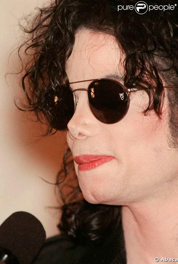 Michael Jackson  lors d'une conférence de presse à L.A -1998-