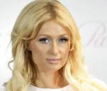 PAris Hilton rend hommage à ses chiens disparus, à Milan le 19/09/08