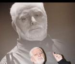 Paco Rabanne, le 29/09/08, présente la bouteille qu'il a customisée