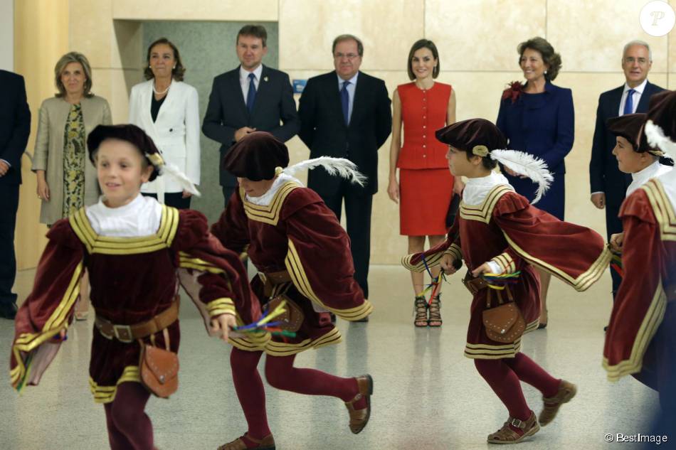 AGENDA PERSONAL DE LA REINA LETIZIA   - Página 82 1945088-la-reine-letizia-d-espagne-tailleur-950x0-2