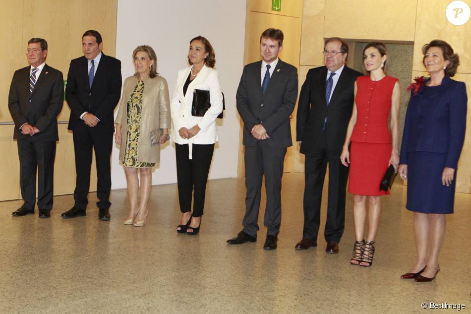 AGENDA PERSONAL DE LA REINA LETIZIA   - Página 82 1945102-la-reine-letizia-d-espagne-tailleur-950x0-2