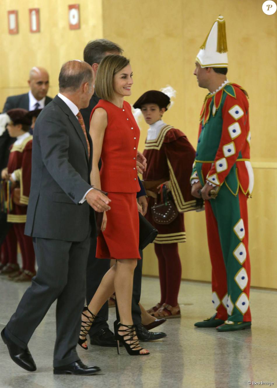 AGENDA PERSONAL DE LA REINA LETIZIA   - Página 82 1945108-la-reine-letizia-d-espagne-tailleur-950x0-2