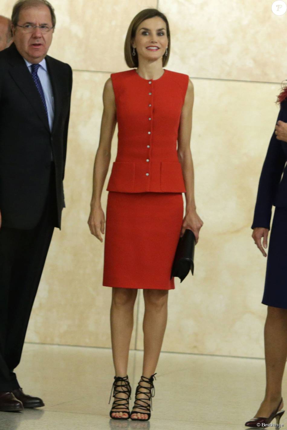 AGENDA PERSONAL DE LA REINA LETIZIA   - Página 82 1945112-la-reine-letizia-d-espagne-tailleur-950x0-3