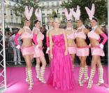 Anna Faris, une super blonde sur les Champs-Elysées