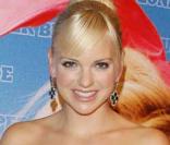 Anna Faris, une super blonde sur les Champs-Elysées