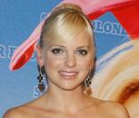 Anna Faris, une super blonde sur les Champs-Elysées