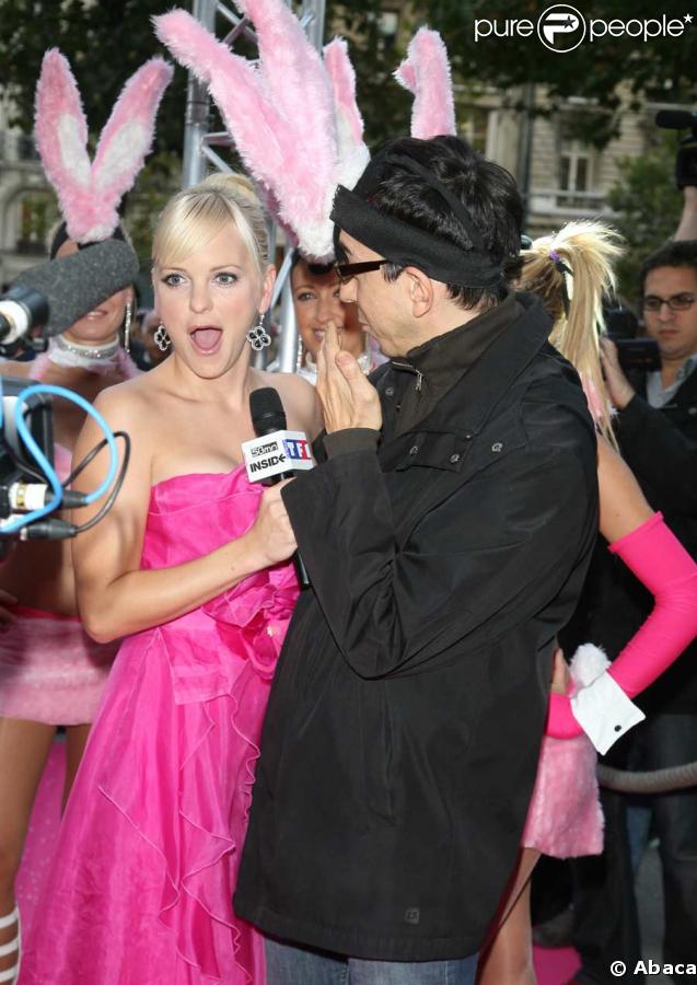 Anna Faris, une super blonde sur les Champs-Elysées