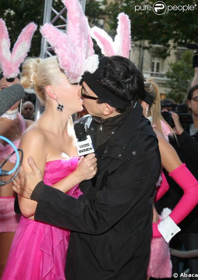 Anna Faris, une super blonde sur les Champs-Elysées