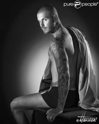 M. Pokora pose pour Harcourt et HOM au profit du Sidaction