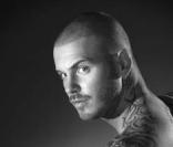 M. Pokora pose pour Harcourt et HOM au profit du Sidaction