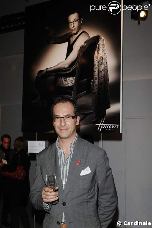Emmanuel de Brantes devant son portrait à la soirée anniversaire de HOM, le 7/10/08